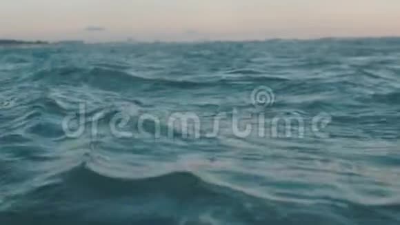 海水表面慢动作视频电影学分或介绍的背景视频的预览图