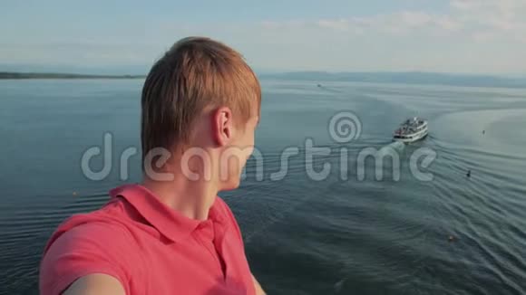 港口的年轻旅行者视频的预览图