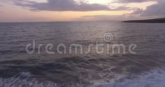 普利茅斯旁边的海浪和大海视频的预览图