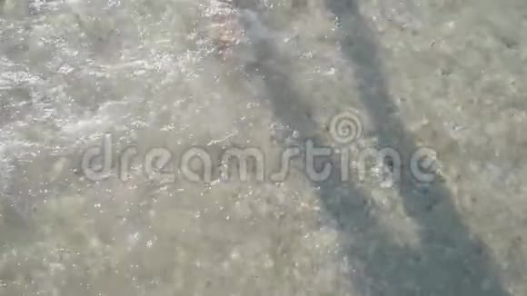 女性的脚在水上行走视频的预览图