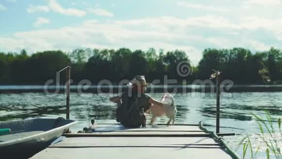 带着狗在码头上的男孩视频的预览图