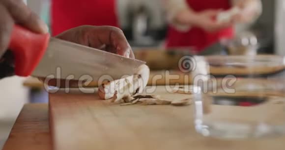 切蘑菇的厨师视频的预览图