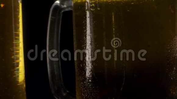 冰镇啤酒的湿杯视频的预览图