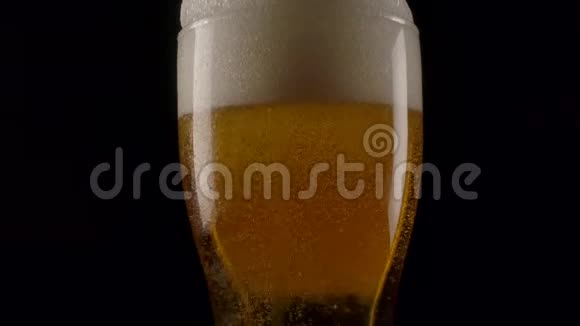 新鲜啤酒有厚厚的泡沫视频的预览图