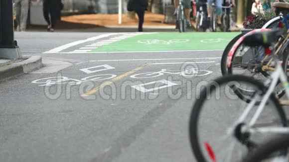 温哥华市中心繁忙的自行车道视频的预览图