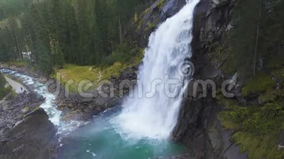 金姆瀑布的景色视频的预览图
