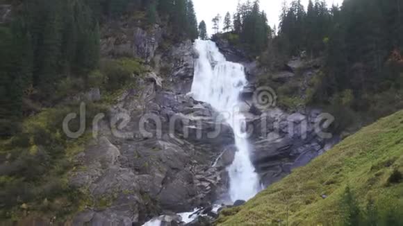 金姆瀑布的景色视频的预览图