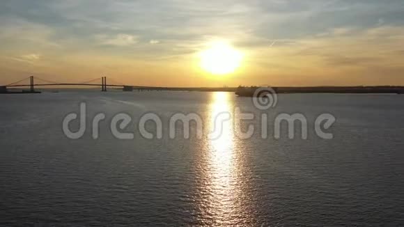 特拉华河威明顿日落的鸟瞰图视频的预览图