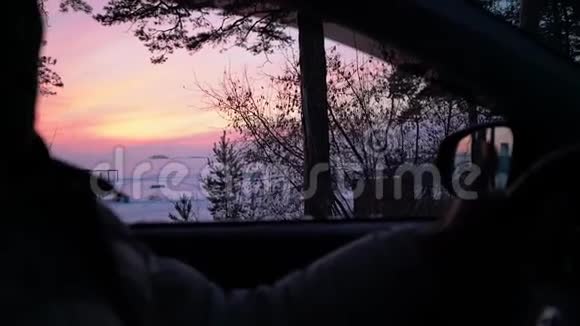 司机乘日落视频的预览图