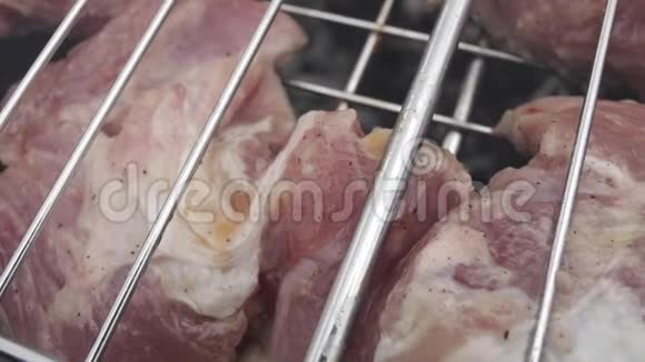 烤架上生肉的视频视频的预览图