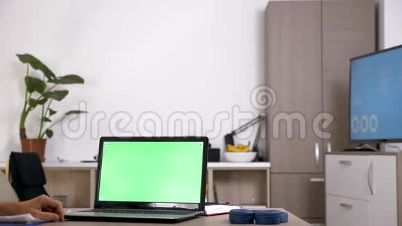 一个人在电脑前的办公桌前用绿色屏幕视频的预览图