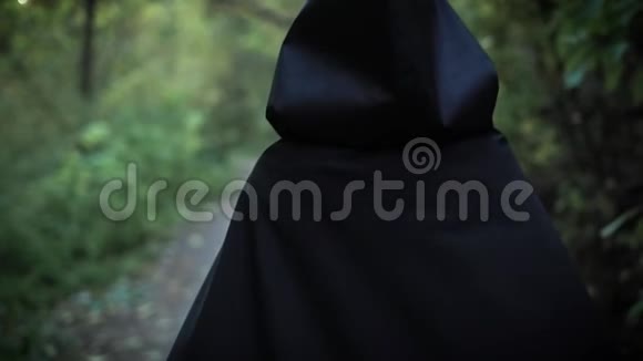 可怕的女孩在森林里散步视频的预览图