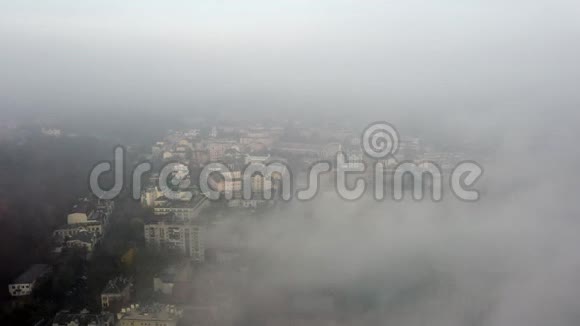 雾中城市的空中景色视频的预览图