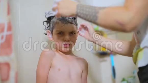 这孩子用洗发水洗视频的预览图