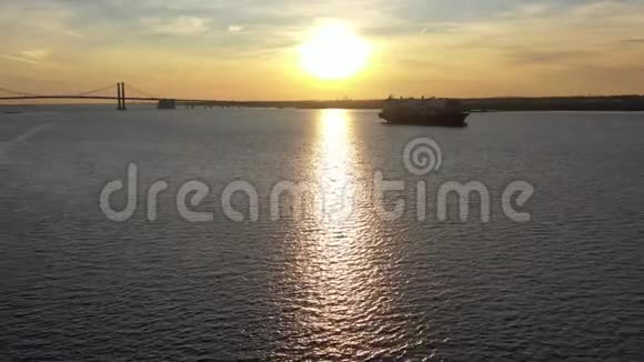 特拉华河威明顿的日落鸟瞰图视频的预览图