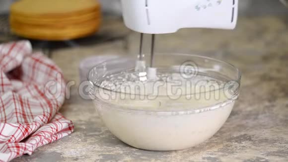 女人用奶油做蛋糕视频的预览图