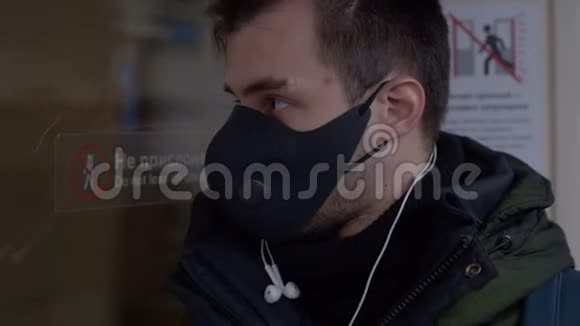 地铁里戴防护面罩的人视频的预览图