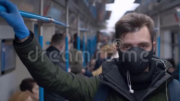 地铁里戴防护面罩的人视频的预览图