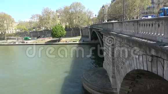 中午在巴黎的塞纳河视频的预览图