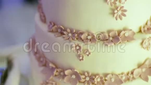 婚宴上的婚宴蛋糕视频的预览图