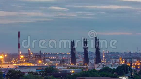 在黄昏的时候炼油厂视频的预览图