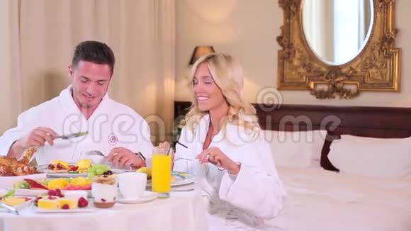 一对夫妇穿着浴袍在酒店用餐视频的预览图