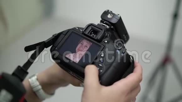 摄影师在摄像机上看照片视频的预览图