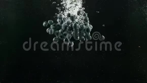 水中的蓝莓视频的预览图