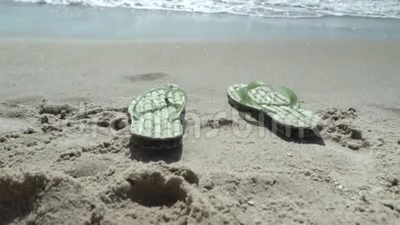 沙滩男拖鞋视频的预览图