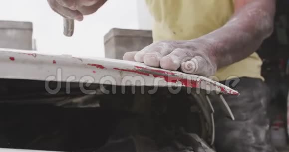 非洲男人修理汽车视频的预览图