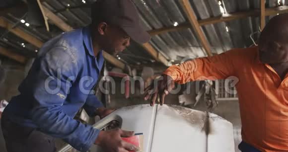 修理汽车的非洲男人视频的预览图