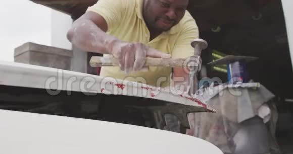 非洲男人修理汽车视频的预览图