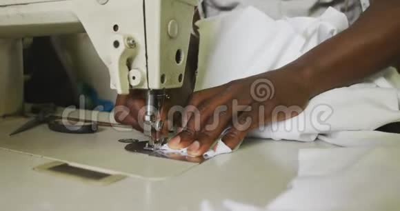 非洲男人缝制纸巾视频的预览图