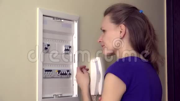 孤独的女人在保险丝盒里推着杠杆视频的预览图