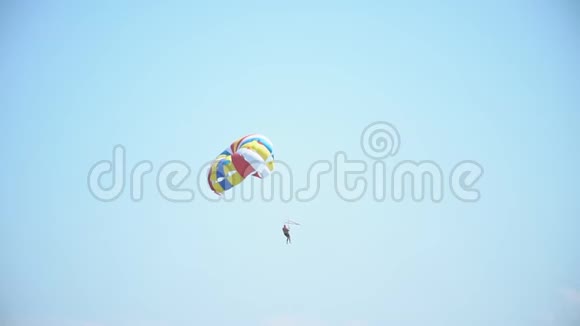 人乘降落伞飞行视频的预览图