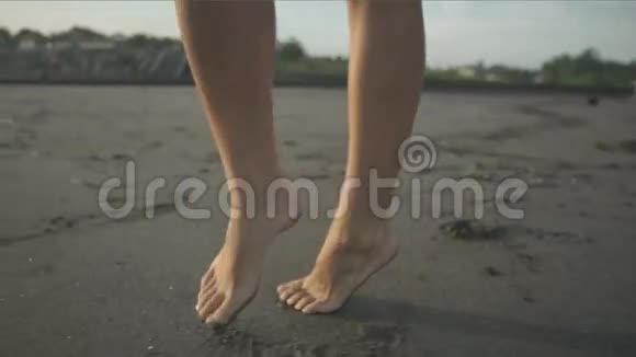 无忧无虑的女人在海滩上的日落中跳舞视频的预览图