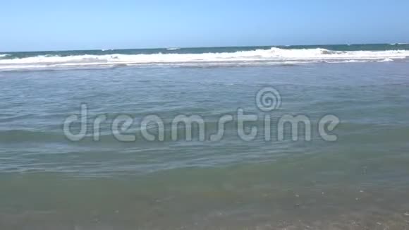 波浪在海滩上拍打4K视频的预览图