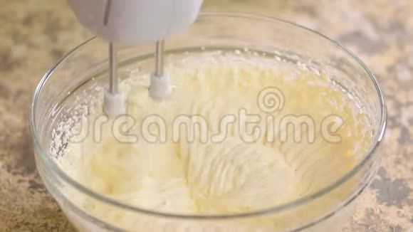 女人用奶油做蛋糕视频的预览图