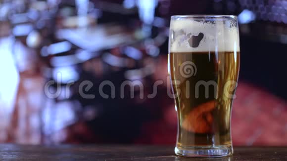 啤酒被倒进一个几乎满杯的杯子里视频的预览图