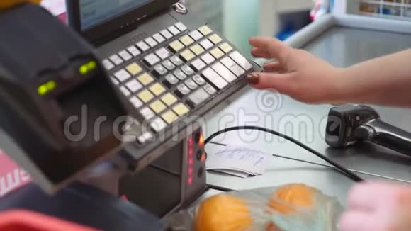 收银员在超市的结账处称重橘子购买产品视频的预览图
