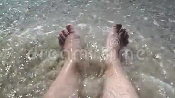 男人的腿人的脚在海里视频的预览图