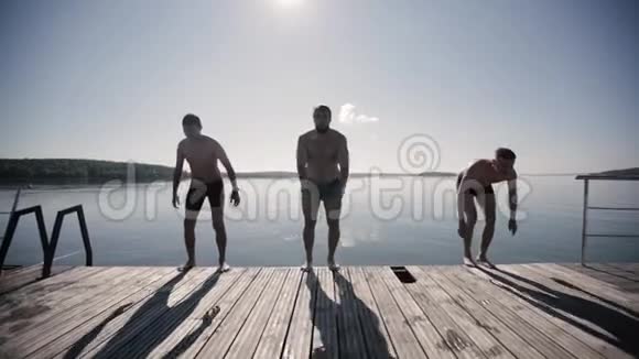 三个人翻筋斗跳水视频的预览图
