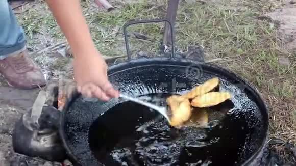 煮熟的炸肉卷视频的预览图