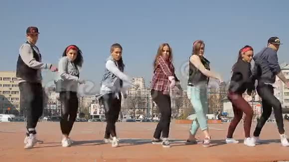 街舞舞者在街上跳舞视频的预览图