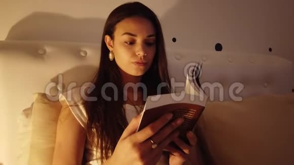 女孩在床上看书视频的预览图