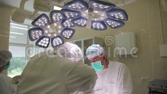 医院的外科团队使用创新的外科器械进行肿瘤手术视频的预览图