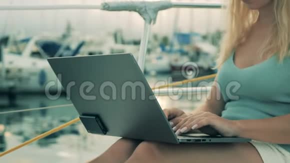 一个人在游艇上用笔记本电脑工作视频的预览图