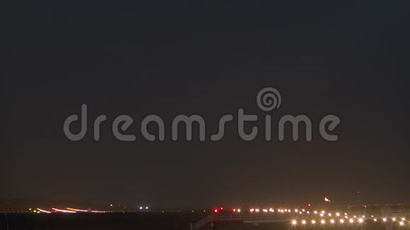 飞机的夜间到达视频的预览图