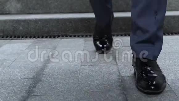 豪华鞋子特写商人走下楼优雅的富人视频的预览图