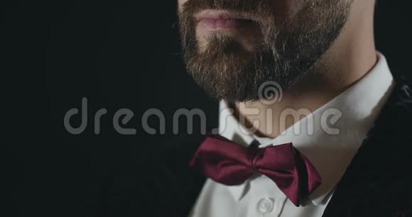 优雅的男人与蝴蝶领带视频的预览图